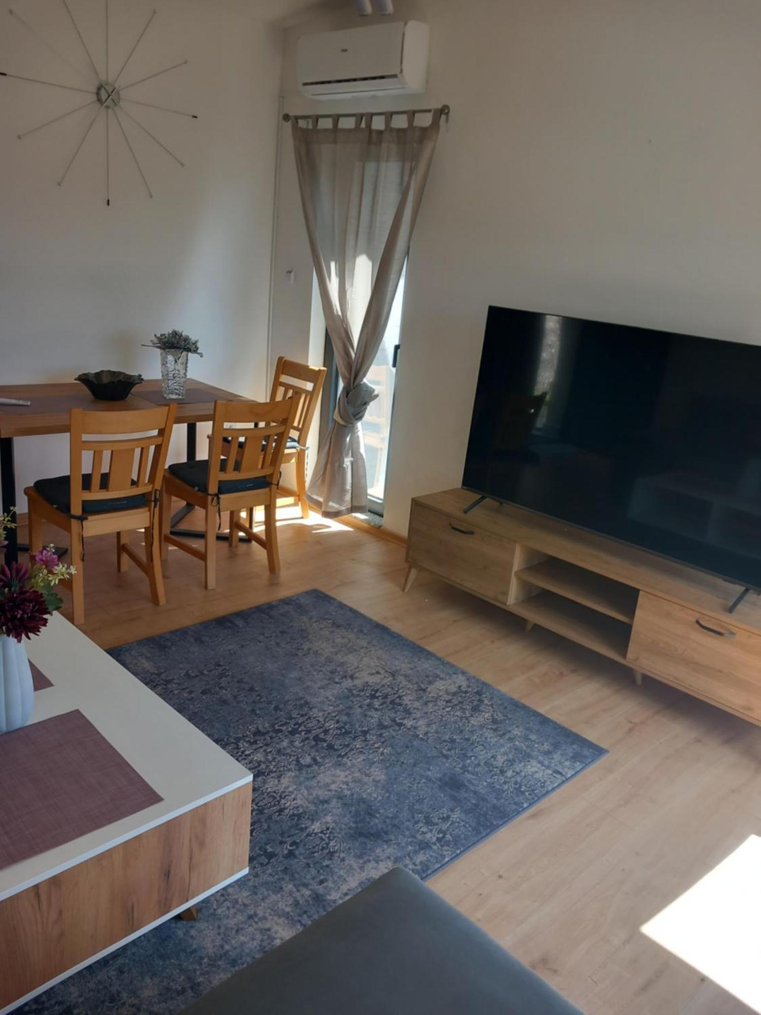 Hills,small With Garden And Garage SJJ