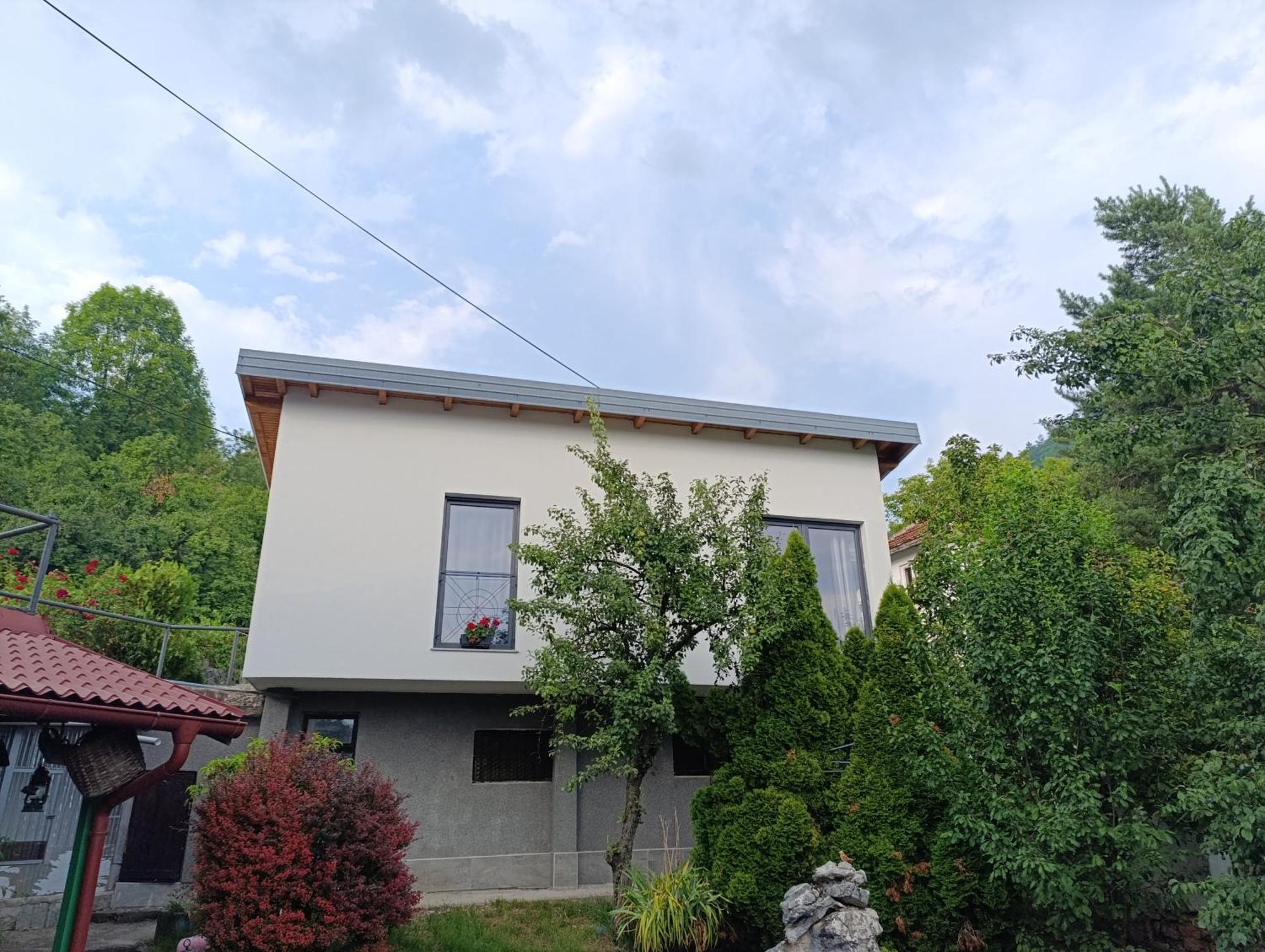 Hills,small With Garden And Garage *