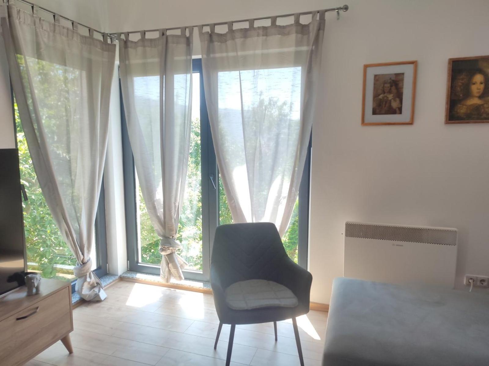 Hills,small With Garden And Garage Appartement